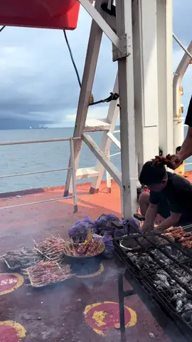 bakar sate di era trend di buatin vidio pelaut muda🫣🙏🏻#pelautindonesia #aurorachristine #fyp #pelautmuda 