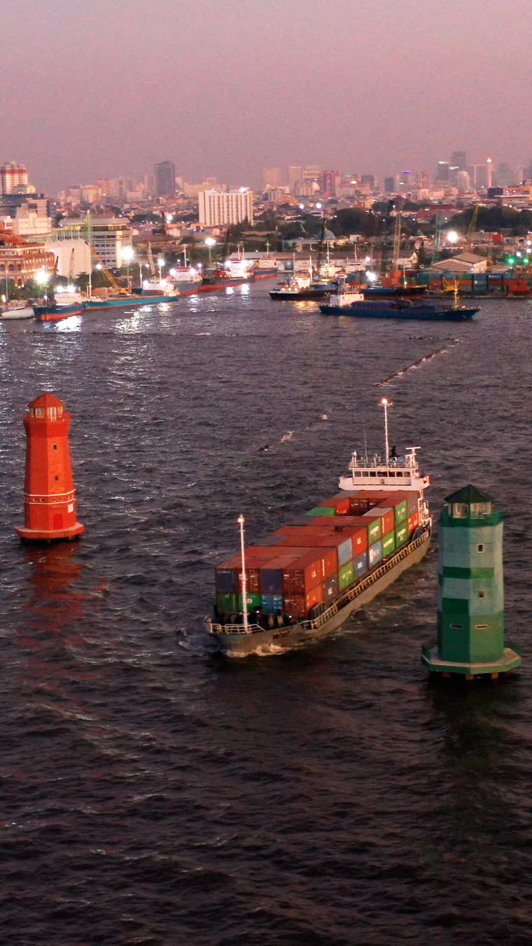 Pelabuhan Sunda Kelapa adalah pelabuhan tua yang pernah menjadi pusat perdagangan penting di Asia Tenggara sejak abad ke-12. Pada masa penjajahan, pelabuhan ini menjadi titik strategis bagi bangsa Portugis, Belanda, dan lainnya. Kini, Sunda Kelapa masih aktif digunakan, terutama untuk kapal-kapal tradisional seperti pinisi, serta menjadi daya tarik wisata sejarah dan budaya. #pelabuhansundakelapa  #sundakelapa  #voc  #viral  #fyp  #sewadrone  #sewadronebekasi  #sewadronejakarta  #jasadrone 