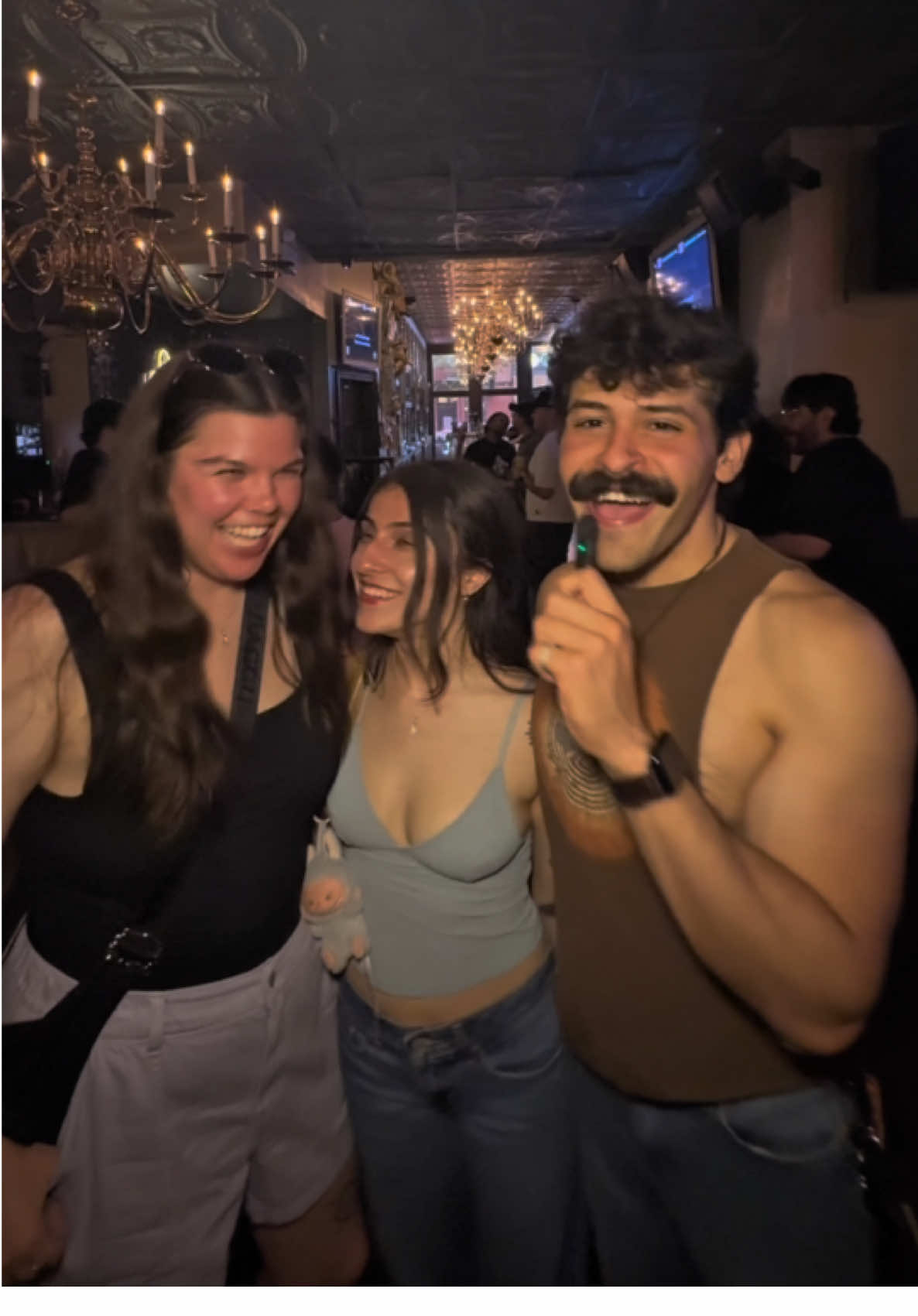 If you’re in #Chicago looking for a place to sing and meet cool people head over to brandos every other Thursday 7pm! link in bio to RSVP #lincolnpark #karaoke 
