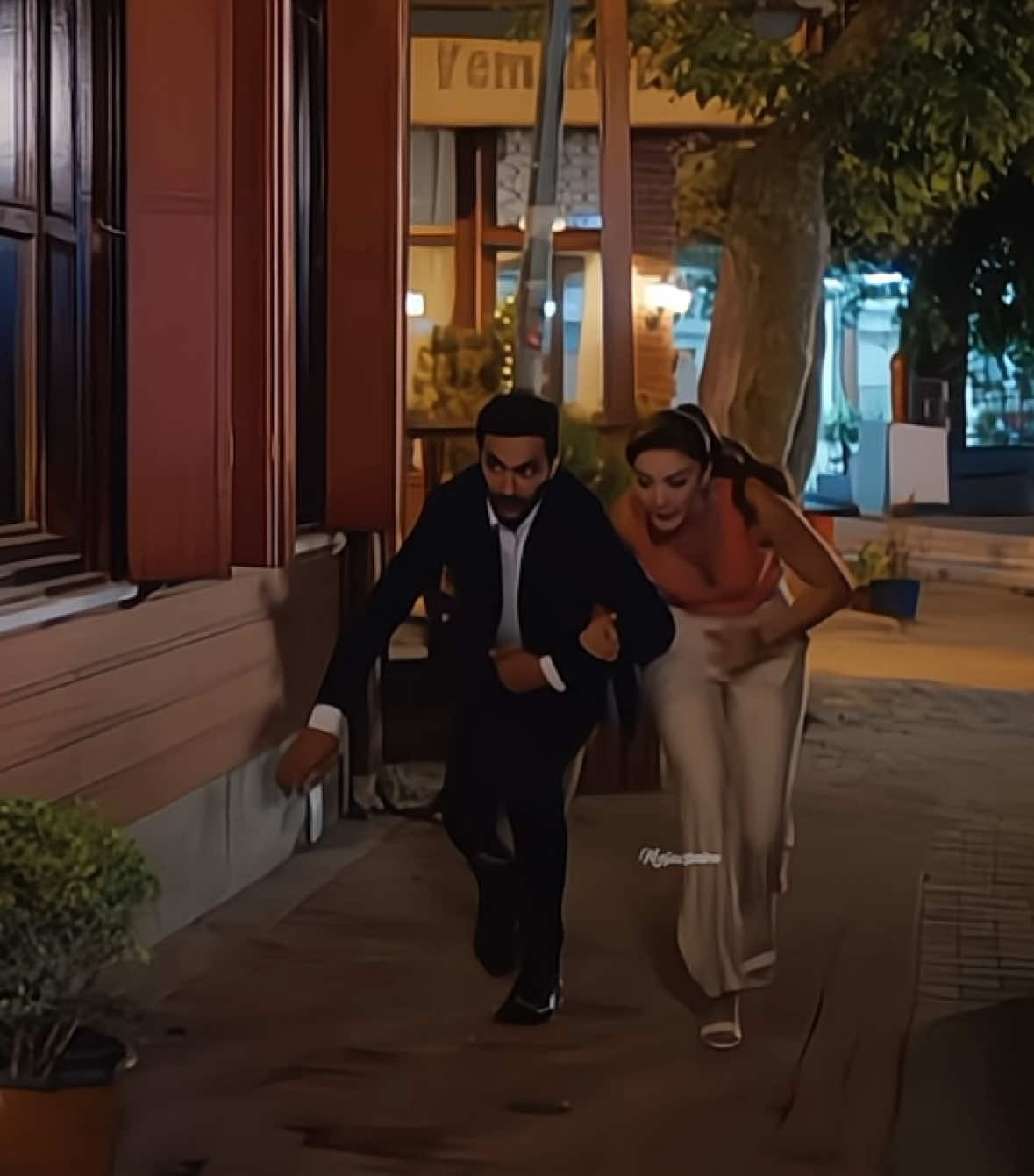 Where was Oğuz when Echo’s character used to make me laugh and fill me with joy? Don’t even ask — I had Zeynep, while Esra and Echo warmed my heart and made me smile with their craziness and sincere sibling bond. 🩷 . #burcuözberk #burcu #askmantikintikam #esra #eko #ekrem #mehmetfiratkorhan #mehmetfirat #Siblings #foryou #kesfet #funny #sister #brother 