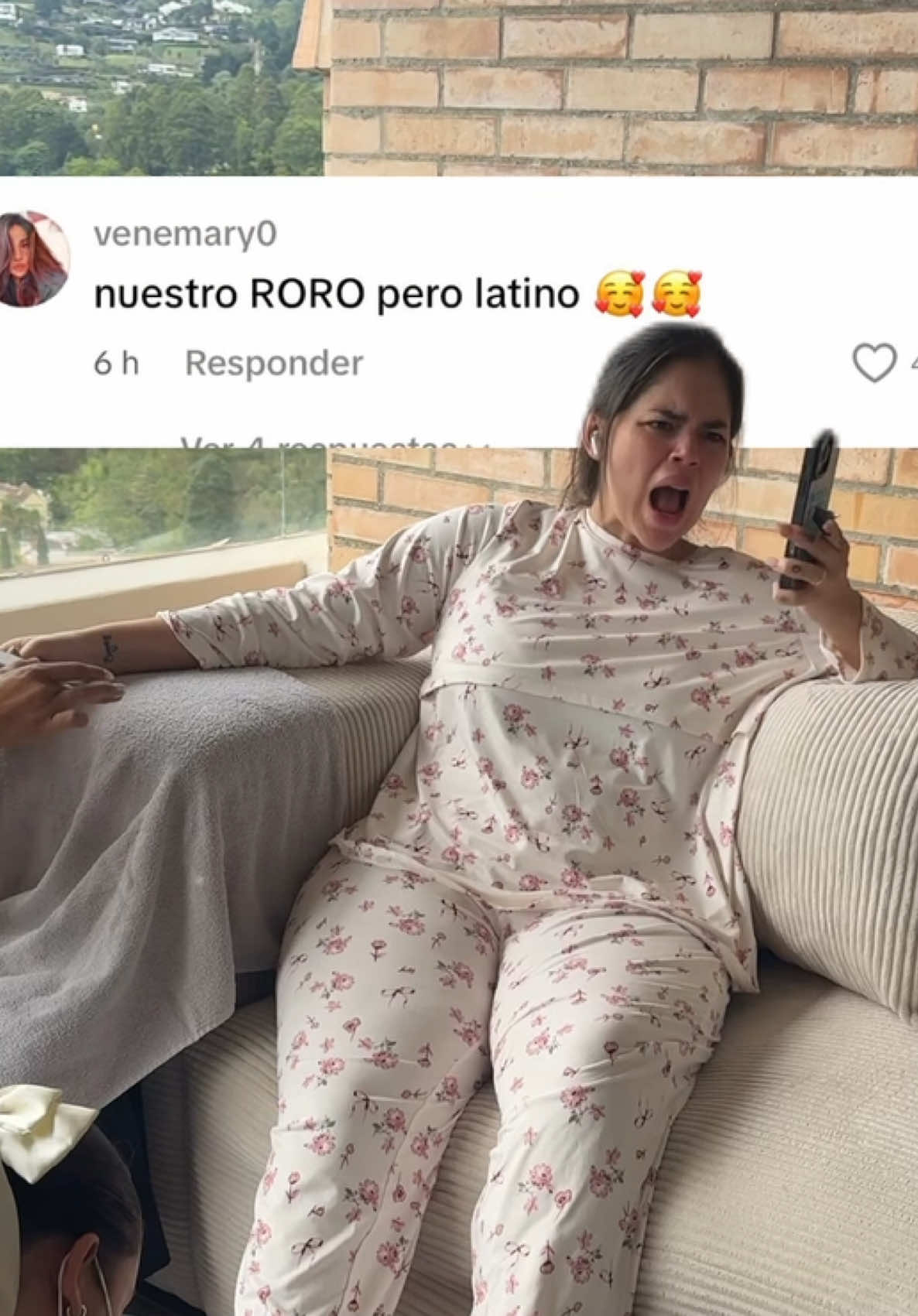 Antojos de Papitas rellenas!!! Ingredientes  -Papas -Queso muzzarella -Jamón  -Huevo 1 -Pan rallado o para apanar -Mantequilla - Sal y pimienta  -Orégano   Procedimiento: Vamos a cocinar las papas como para puré. Las chancamos y le agregamos él huevo, jamón, sal, pimienta, orégano y pan rallado. Unimos todo. Nos ponemos aceite en la mano hacemos una bola, aplastamos y agregamos queso en el centro. Aplástanos y dejamos congelar una hora. Luego las pasamos por huevo y pan rallado y las volvemos 30 min sl@congelador. Pasamos por la fritura y si quieren usar horno o airfrayer también se puede!!!! Y listo a comer!!!