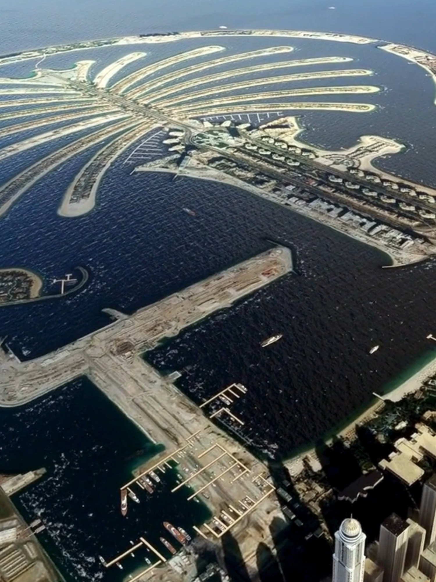 🇦🇪 A Palm Jumeirah, em Dubai, é uma das maiores e mais impressionantes ilhas artificiais já construídas, com o formato de uma palmeira gigante 🌴 vista perfeitamente do alto! 📍 O que torna esse lugar incrível: 🔸 Obra-prima da engenharia – construída no mar com areia e pedras, visível até do espaço! 🚀 🔸 Hotéis de luxo – como o famoso Atlantis The Palm 🏨 🔸 Praias exclusivas – águas cristalinas e paisagens urbanas de tirar o fôlego! 🏖️ 🔸 Restaurantes e atrações sofisticadas – incluindo aquários, parques aquáticos e beach clubs. 🍸🐠 💡 Curiosidade: a Palm Jumeirah adicionou mais de 50 km de costa à cidade de Dubai! #PalmJumeirah #Dubai #dubai🇦🇪 #EmiradosÁrabes #emiradosarabes #ViagemDosSonhos #Arquitetura  #LugaresIncríveis  #ViagemDosSonhos  #belezasnaturais #beautifulpictures #scenicviews #traveldestinations #lugaresincriveis  #lugarescomvibesincriveis #lugareslindos #travelvacation #lugaresparaviajar #coolplacestotravel  #naturecontent #traveltips #travelhighlights #highlight  #magicalplaces #bestplacetotravel #traveladventures  #estilodevida #saltopelomundo #natureza #naturezaselvagem #TravelTok #TikTokTravel #fyp #DestinoDosSonhos  #DestinosIncríveis #magicalplaces #unrealplaces