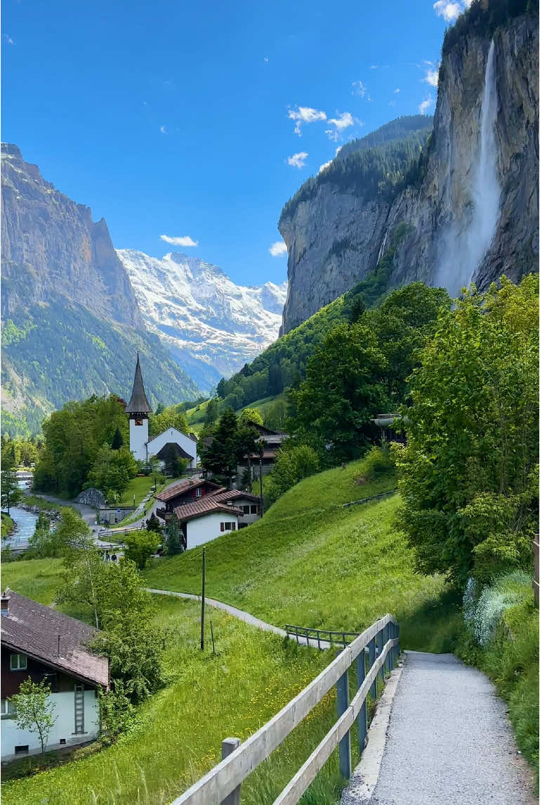 📍Lauterbrunnen 🇨🇭 #swiss #lauterbrunnen #jungfrauregion #nature #landscape #village #switzerland #tiktoktravel #swissalps 