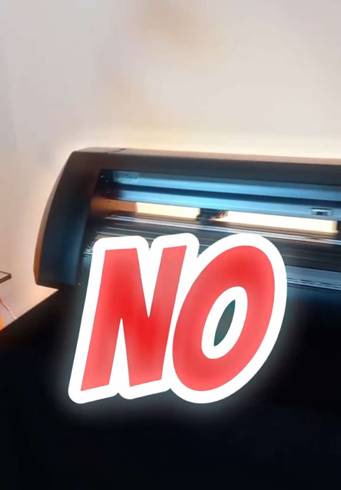 ¿Tus cortes no salen bien y no sabes por qué? Puede que estés cometiendo uno de estos errores sin darte cuenta... 👀 Aquí van 4 cosas que NUNCA debes hacer si usas tu plotter de corte STM. Te vas a ahorrar mucho material y corajes 🙌 #stmrobotics #plottertipps #corteperfecto #cortecreativo 