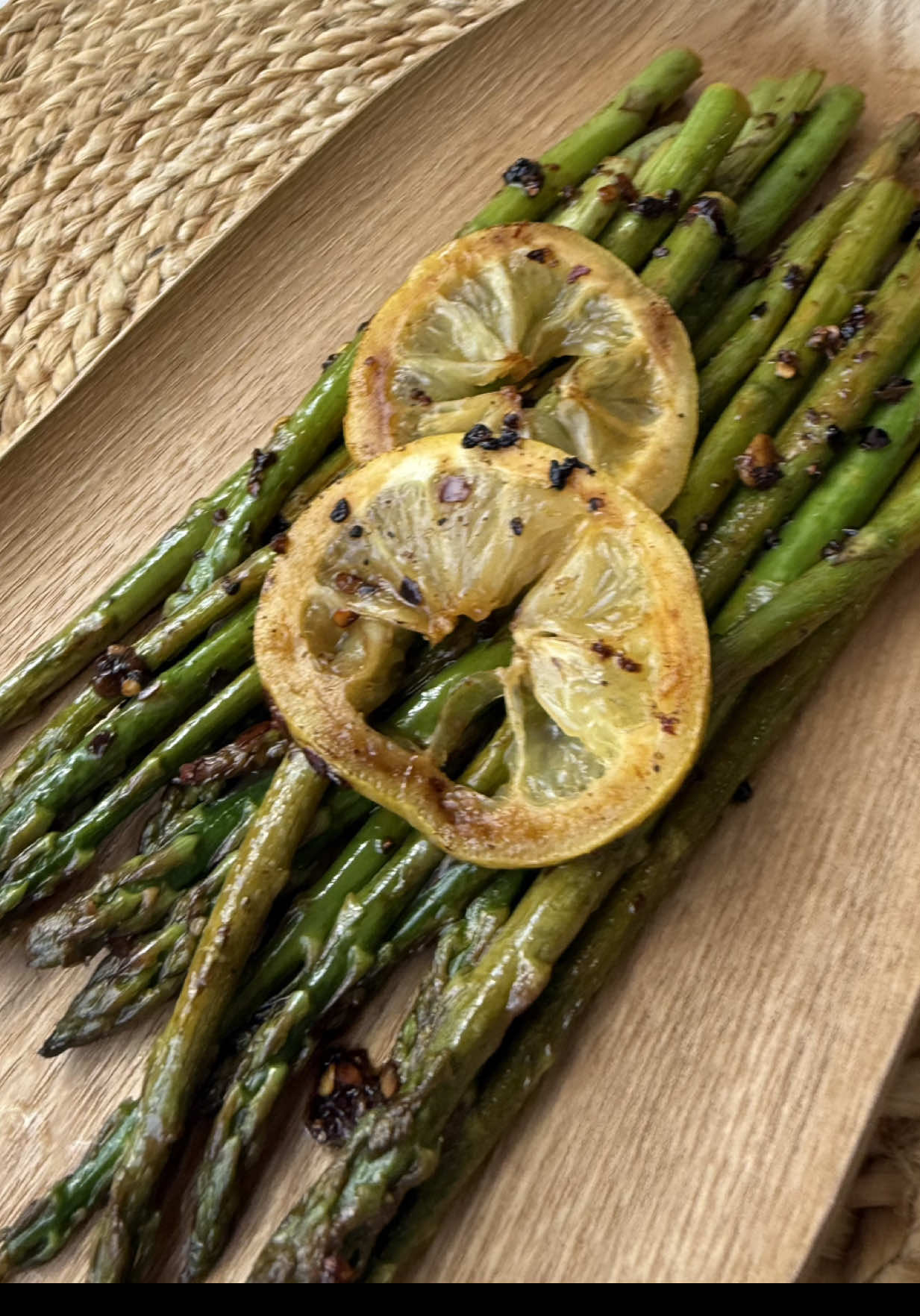 Espárragos Salteados Ingredientes: 1 manojo de espárragos  1 cdta aceite oliva  1 cda mantequilla 1 cda chile en hojuelas 1 limón amarillo Sal y pimienta al gusto  #recetas #esparragos 