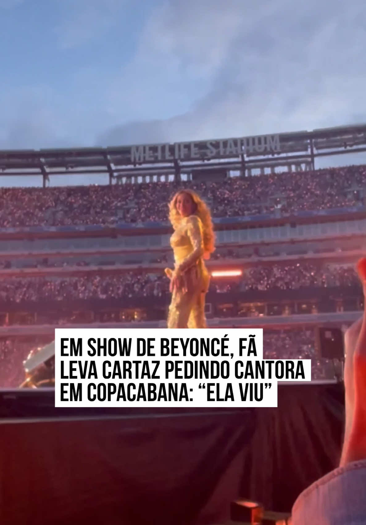 O fã Thiago Ferdaxa aproveitou um show da #Beyoncé em #NovaYork, nos #EstadosUnidos, para levar um cartaz escrito 