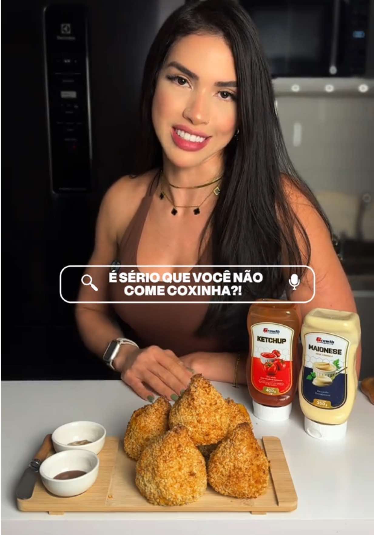 Diga SIM para a coxinha na dieta! 😌🍗 • Ingredientes da massa: - 600g batata cozida com sal - 400g frango desfiado bem temperado (ele precisa estar bem sequinho, sem caldo pra não desandar a massa tá?) - 15g de queijo mussarela pro recheio de cada coxinha  • Pra empanar: - 2 ovos  batidos - Farinha panko (coloquei pitada de sal e páprica defumada nessa mistura) • Asse na airfryer ou forno a 180°C até que fiquem bem douradinhas, o tempo vai variar de acordo com a potência de cada airfryer/forno. Aqui ficaram prontas em 20 minutos.  ✔️ Sirva com Ketchup e Maionese light, eu uso os molhos da @Growth Supplements pois são baixíssimos em calorias, além de serem zero sódio e zero açúcares. E o nosso cupom de desconto lá no site é 🏷️GABIMOTTA ♥️💙 Se quiser o link da balança de cozinha e dos molhos, me pede nos comentários 🔗👇🏻 ⚠️Se você fizer coxinhas de 150g, cada uma terá: 	•	260,8 kcal 	•	24,6g de proteína 	•	24,8g de carboidrato 	•	6,7g de gordura Gostou? Já salva pra fazer e manda pra quem também precisa aprender 😁 #coxinhadefrango #coxinhafit #coxinhasaudavel #lanchesaudável #lanchedatarde #coxinhanaairfryer 