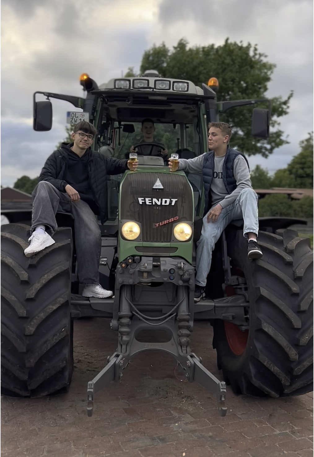 Da sind die Models 😍😍 Danke an die Models @Mats @Keno @Tammo🚜🌾 #dermischlingbeimfendt #ohnewirkeinihr🚜🧑‍🌾💪🏼 #landwirtschaftistbeste🐮🚜❤ #landwirtschaftverbindet #dorfkindlebenbesteleben💯🔥 #fendtthebest🔥🔥 #fendt818variotms🥰👿🥵👍 