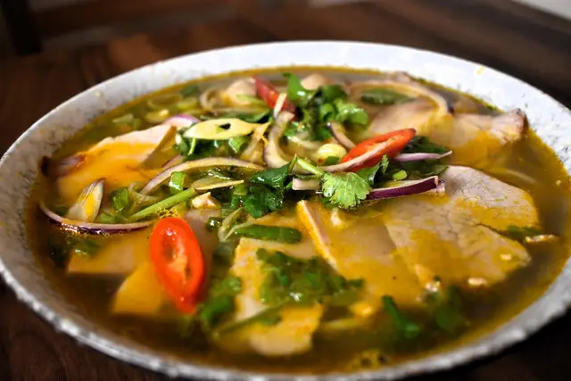 ¿Buscas una experiencia foodie diferente? 🍲 BÚN BÒ HUẾ es una auténtica joya escondida en Barcelona. 😎Perfecto para quienes aman descubrir nuevos sabores. Sabores que te transportan 🇻🇳✈️ ¿Serías capaz de resistirte? 👀 #ComidaVietnamita #BarcelonaFoodie #DiscoverVietnam #Foodyviet #AsianFood