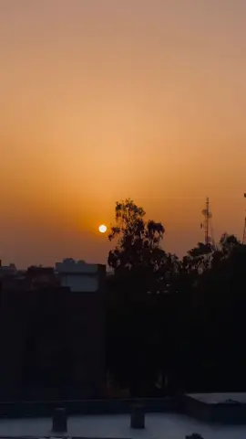 سب سے پہلی غلطی ہماری ہوتی ہے ہم لوگوں کو اپنے دل و دماغ پر سوار کر لیتے ہیں  ان کی توجہ کو حقیقی مان لیتے ہیں ہمیں لگتا ہے  اگر وہ آج تو ہمیشہ بس ہمارے ہی رہیں گے  یہ صرف ہماری غلطی نہیں ہوتی گناہ بن جاتا ہے  جس کے بدلے میں پھر ہربار ہیں  توجہ کی بھیک مانگنی پڑتی ہے ہماری موجودگی کا احساس دلانا پڑتا ہے کبھی ناراض ہو کر تو کبھی لڑکر الفاظوں سے بتانا پڑتا ہے پر یہ وقتی لوگ وقت کے ہی محتاج ہوتے ہیں  ان کے پاس وافر وقت جب ہو گا تب ہی یہ اہمیت دیں گے ورنہ یا تو مصروف یا مجبور۔۔۔۔ 🥀❤️‍🩹🥺 MR