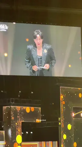 Detik-detik @enhypen win album of the year 😭🏆 dan pliss aku sama temen ku paling heboh ga ketolong karena yang dmna kalo nonton event/konser di Jepang mereka pada kalem2 cuma kita berdua hebohnya ngga karuan tapi seru banget fan war dan Yap ENHA BAWA PULANG DAESANG 😭🏆🫶🏻 pokoknya bangga banget sama enha yang udah sejauh ini 🥹🤍 dan perjuangan juga buat bisa ketemu mereka hari ini tapi semuanya kebayar dan yess congrats buat enha 🥹🤍 #ASEA #albumoftheyear #daesang #enhypen #heeseung #jay #jake #sunghoon #sunoo #jungwon #ni_ki #kpop 