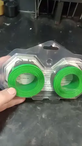 Fita Anti-Furo SAFE-TIRE – Proteção Essencial para sua Bicicleta A Fita Anti-Furo SAFE-TIRE é a solução ideal para aumentar a durabilidade das câmaras de ar da sua bicicleta. Com até 90% de proteção contra furos, reduz a necessidade de manutenção e minimiza imprevistos durante o pedal, seja em trilhas de MTB ou em passeios urbanos. Especificações: Marca: SAFE-TIRE Uso: MTB e Urbano Dimensões: 35mm x 2,30m cada Cor: Verde Material: Composto termoplástico resistente Compatibilidade: Aros 26”, 27,5” e 29” Peso: 220g Proteção: Até 90% de eficácia contra furos Observação: Kit para 2 rodas. Garanta mais segurança e tranquilidade em cada pedalada com a fita anti-furo SAFE-TIRE! #bicileta #bikes #manutenção #fita #resistencia