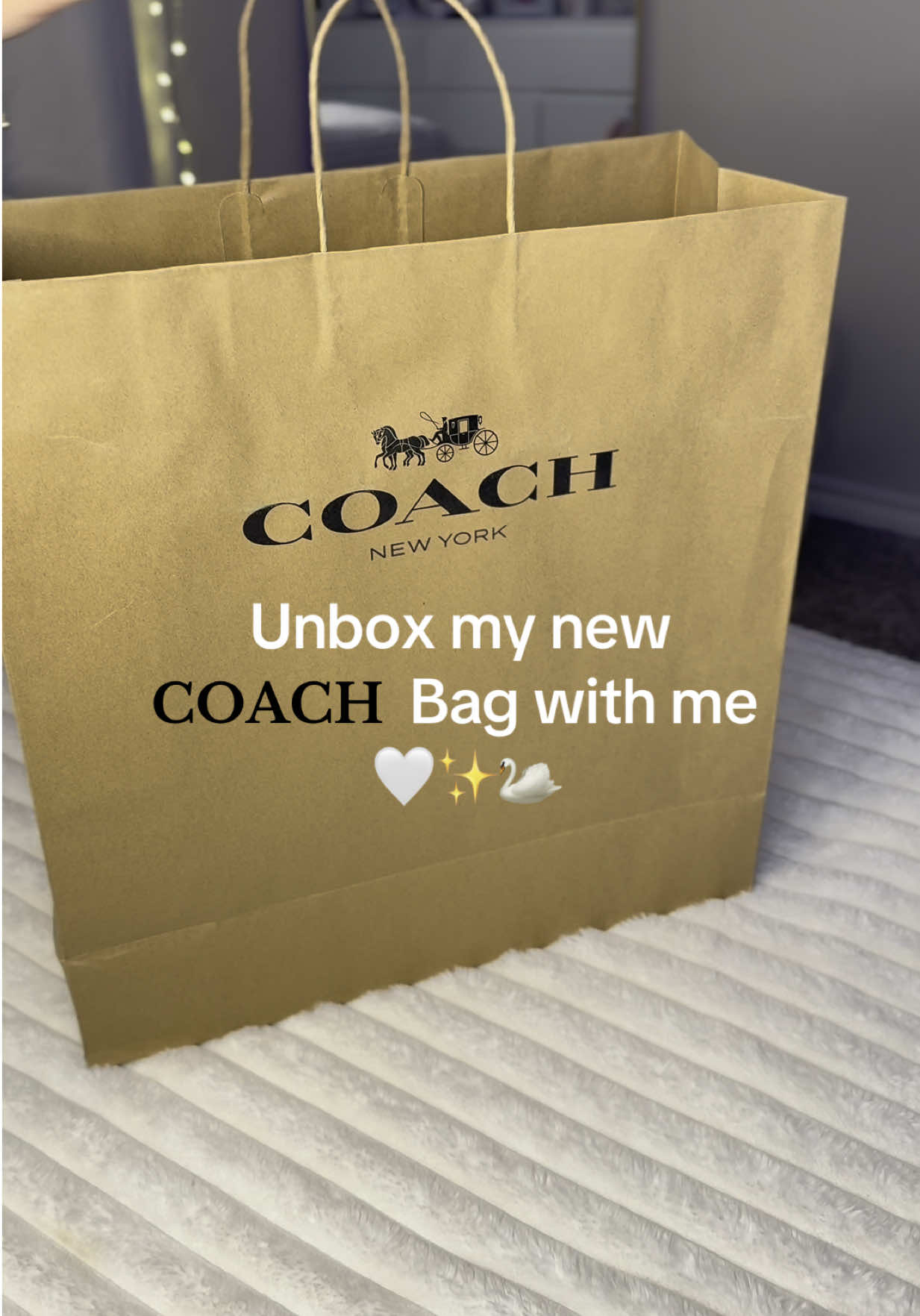 New baby in the collection 🤍✨  @Coach Unboxing my new white Coach Teri Bag: classic, chic, and perfect for fresh, elegant outfits with that timeless classy touch. 🤍👜 #CoachBag #Unboxing #LuxuryUnboxing #CoachAddict #CoachStyle #UnboxingTime #CapCut 