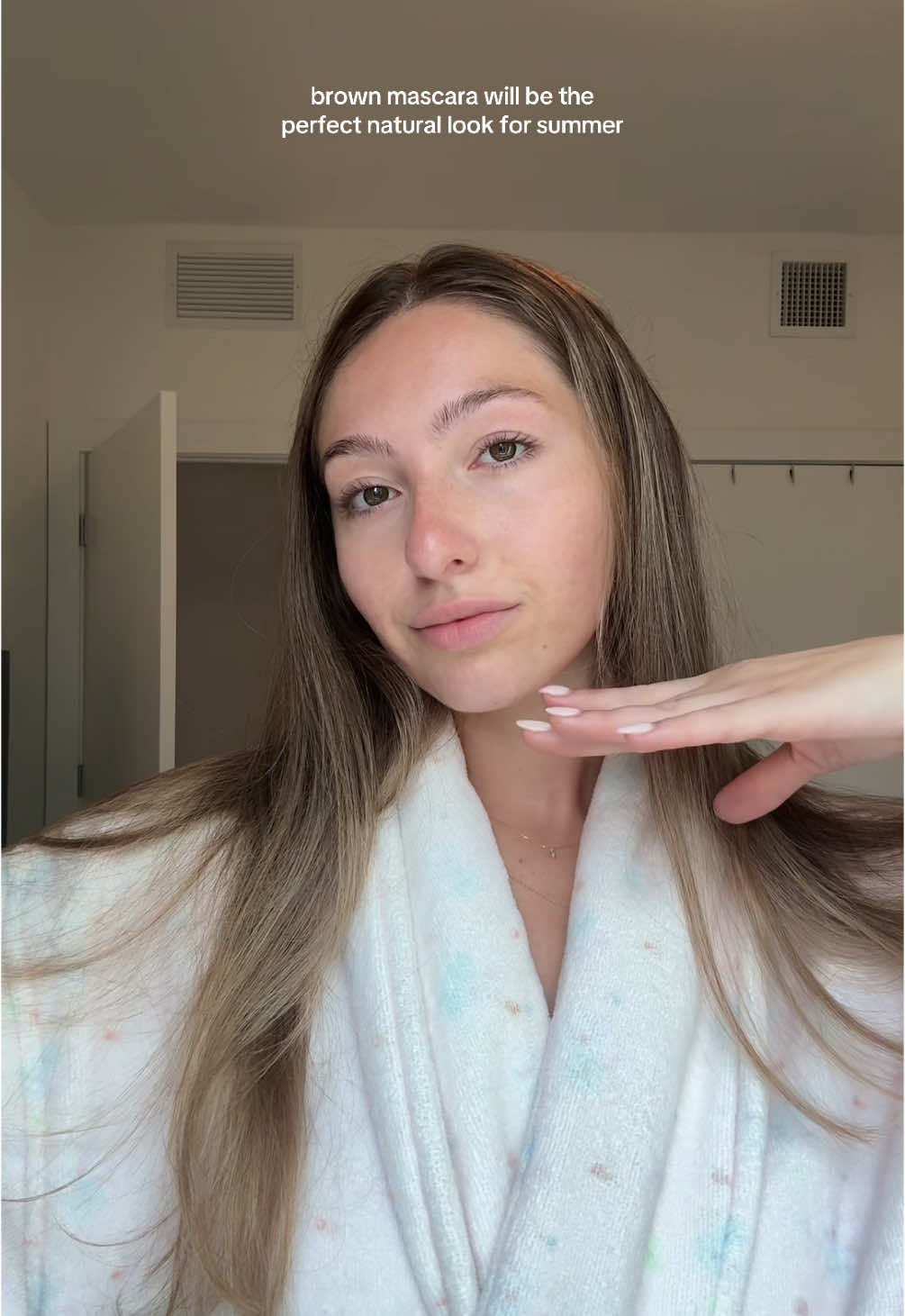 The perfect happy medium between no mascara and black mascara!! #brownmascara #naturalmakeup #summermakeup 