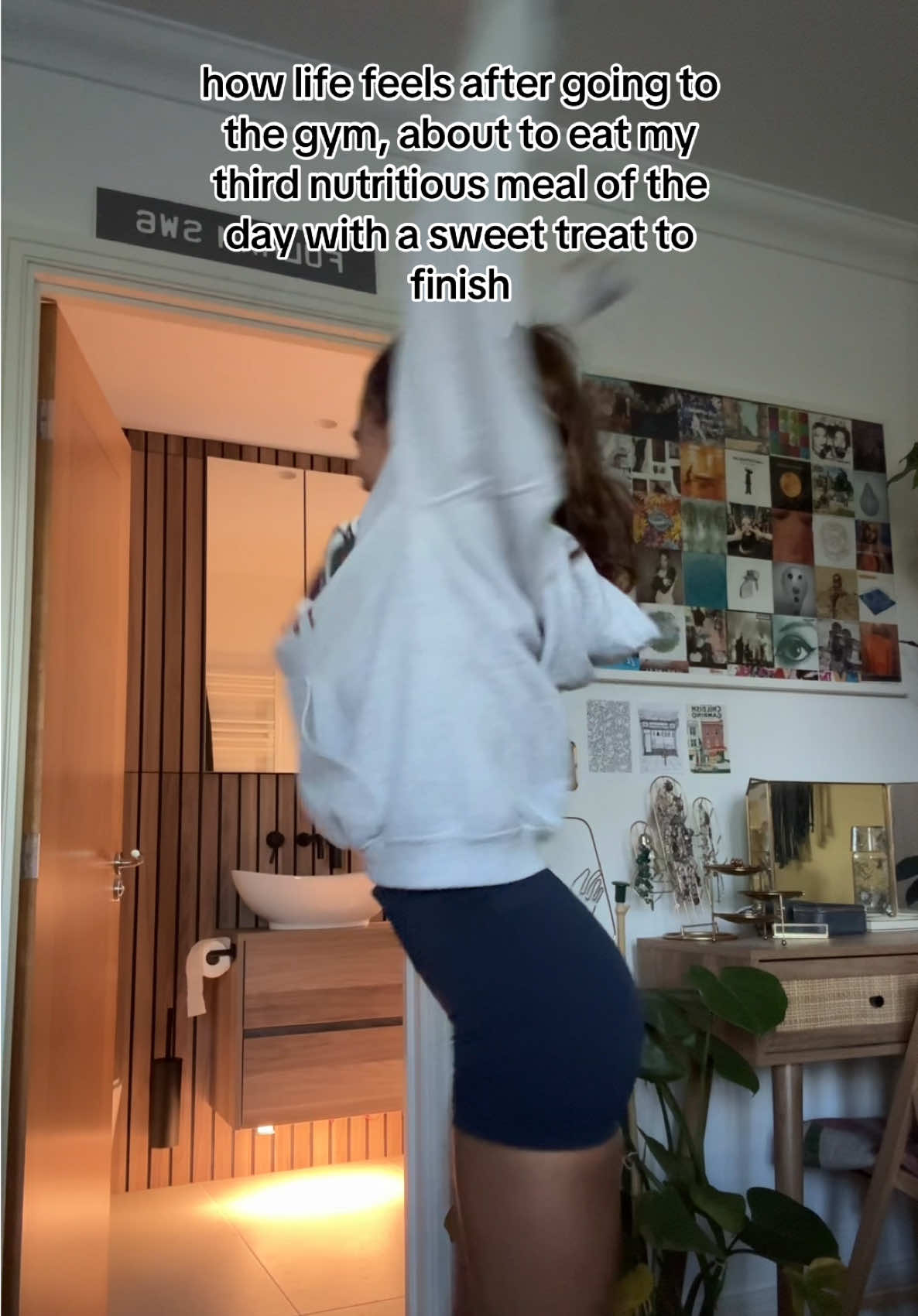 hot girls eat!!! i REPEAT hot girls EAT (cake specifically)