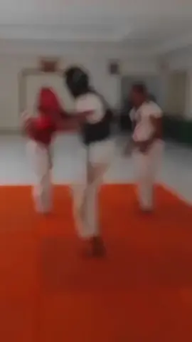 masih bisa lah nampung beda 20 kg :( #tarungderajat#kickboxing#muaythai#karate#fighter