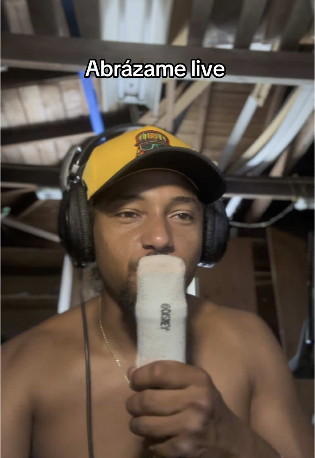 Comenta un corazón ❤️ have you ever this song before? Comment ❤️ if you have #fyp #losrakas #abrazame 