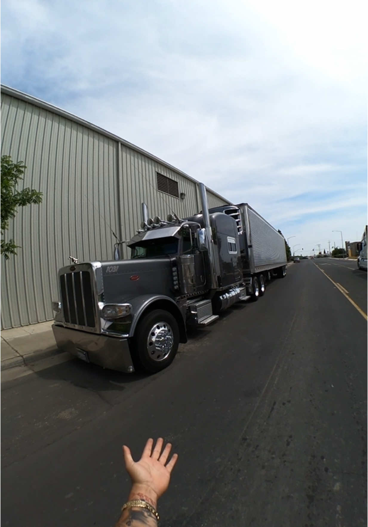 Mi amigo agarra troqué nuevo! 🚛 @RAAALAN #trucking #18wheeler #bigrig #truckingdept #viraltiktok #viral #trend #trucker #trending #truckersoftiktok #truckinglife #pov #cdl #kenworth #classa #truckerlife #pov #cdl #kenworth #classa #truckerlife #kenwortht680 
