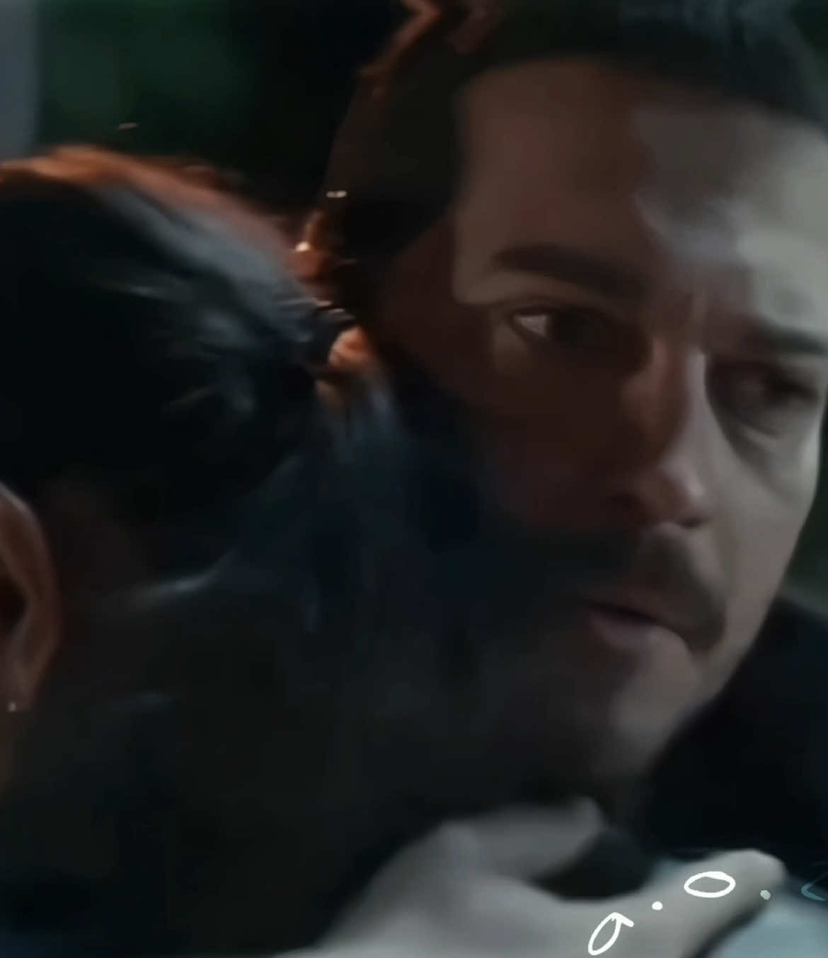 كيف يهديها ويمسح عليها😞 #esrefruya #حلم_اشرف #cagatayulusoy #demetozdemir #foryoupage #fyp 