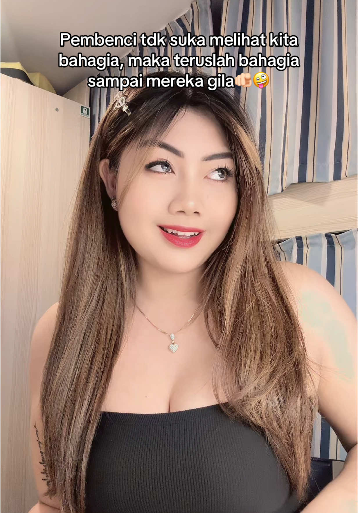 Menyalaaa😝🫵🏻 #sailorwomen⚓ #sailorwomen #salamsatujangkar #seaman⚓ #bukanpelautidolamu #kulikapalpesiar #pelautidolamu #foryoupage #fyp #beranda #pelautcantik #kulikapalpesiar⚓️ 