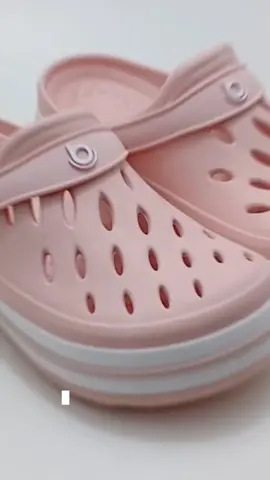 Esse  calçado une conforto, estilo e praticidade em cada passo? O Star da Boa Onda vem com uma alça auxiliar super versátil, que se adapta ao seu estilo e à sua rotina,   Use para cima e aposte em um visual moderno e despojado, ou encaixe-a no calcanhar para garantir firmeza e segurança , perfeito para caminhadas e momentos que pedem estabilidade. O design anatômico distribui a pressão dos pés, oferecendo conforto prolongado durante todo o dia. Seja para passear, cumprir tarefas diárias ou enfrentar longas horas em pé. Aproveite e garanta já o seu  Abraços 💚 #boaonda #mameluko #conforto #macio #calcados 