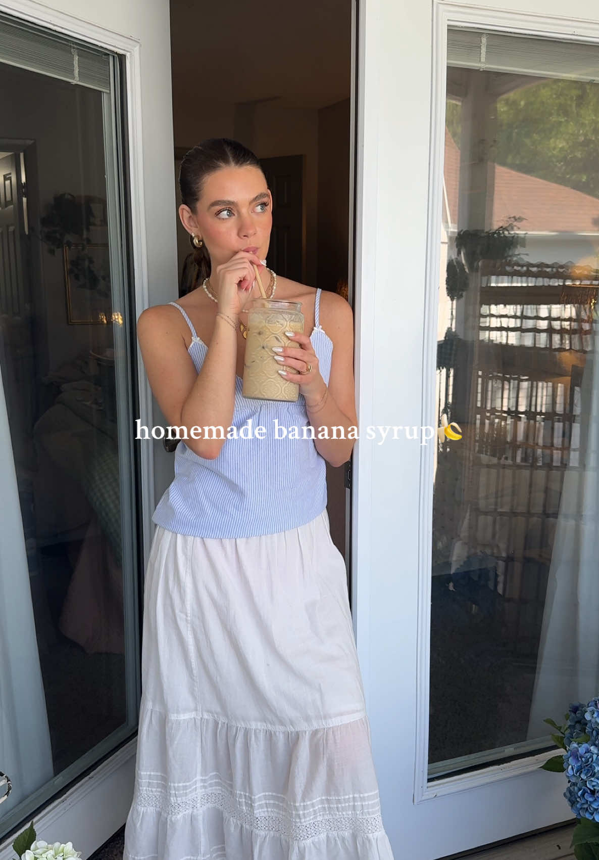 Homemade banana coffee syrup!! It’s so yummy guys🤍🍌✨ You need: 2 ripe bananas  1 cup water 1 cup sugar 1/2 tbsp cinnamon  1 tbsp vanilla bean paste or extract  Pinch of salt Mash bananas then add to a pot with water, sugar, cinnamon, and vanilla. Stir and bring to a low boil. Reduce heat and then simmer for 10 minutes stirring occasionally. Let cool then strain and enjoy! Or you can blend for a thicker syrup either way works. #bananasyrup #bananabreadlatte #icedcoffee #homemadesyrups #athomecafe 