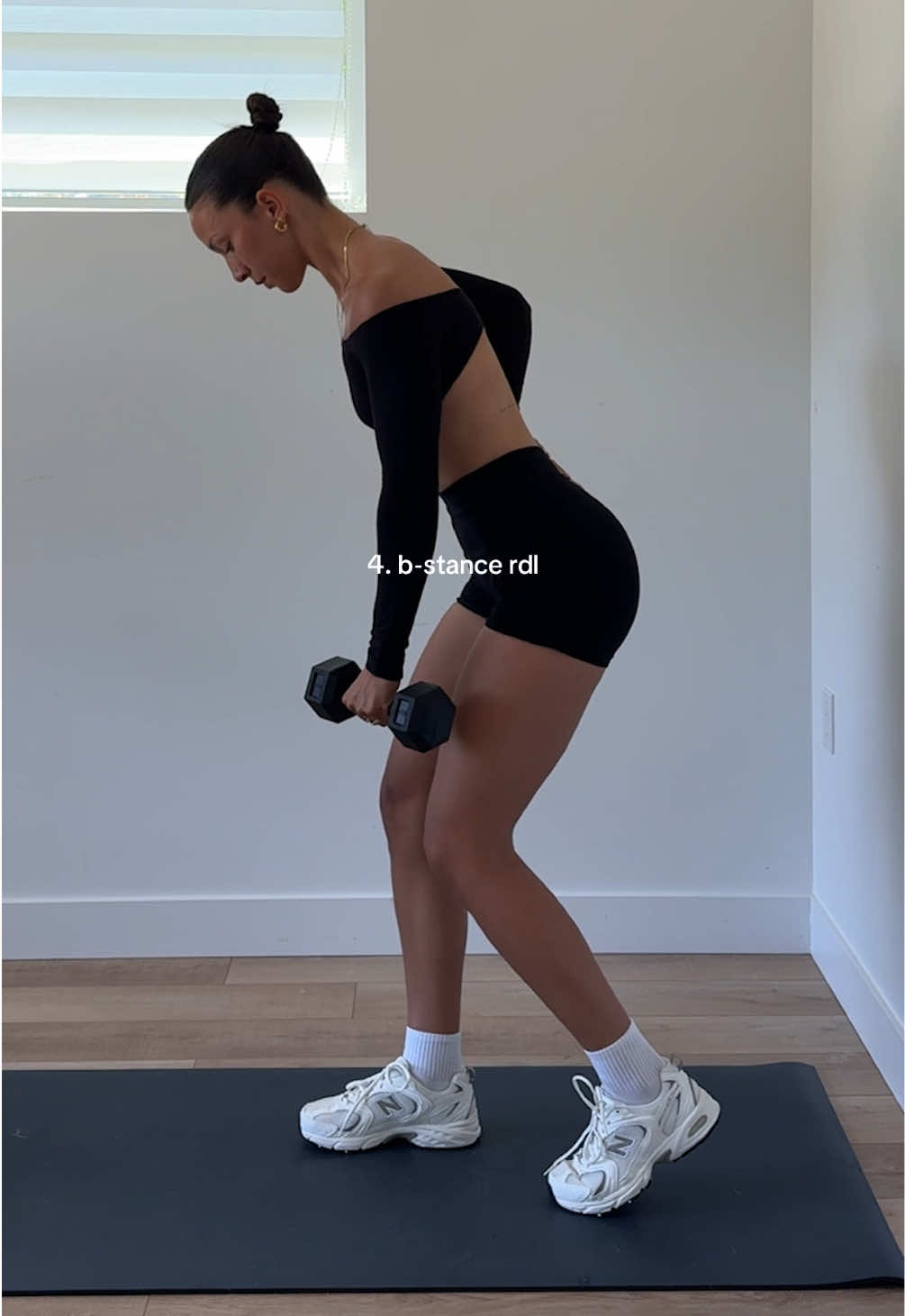 five exercises to build your glutes from home —full program linked in my bio 🖤 #workout #workoutmotivation #legworkouts #gluteworkout #glutesworkout #glutegrowth #dumbbellworkout #dbonly 
