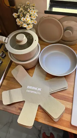 Jogo de Panelas Empilhável com cabo removível Brinox! ✨ Possui fundo de indução que também é compatível com fogões à gás, além de ter antiaderente cerâmico de alta qualidade! Acompanha: 1 Panela Grande 20x10cm - 2.8L 1 Panela Média 18x9cm - 2L 1 Frigideira Grande 24x5.2cm - 1.9L 2 Protetores de Panelas 1 Cabo Removível 18.5x4x5cm 1 Tampa Plástica 18cm 1 Tampa Plástica 20cm 1 Tampa de Vidro 20cm 1 Tampa de Vidro 18cm @acasinhadadanni ❤ #enxovaldecasanova #tiktokshop #casa #organiza #panelas #jogodepanelas #panelaceramica