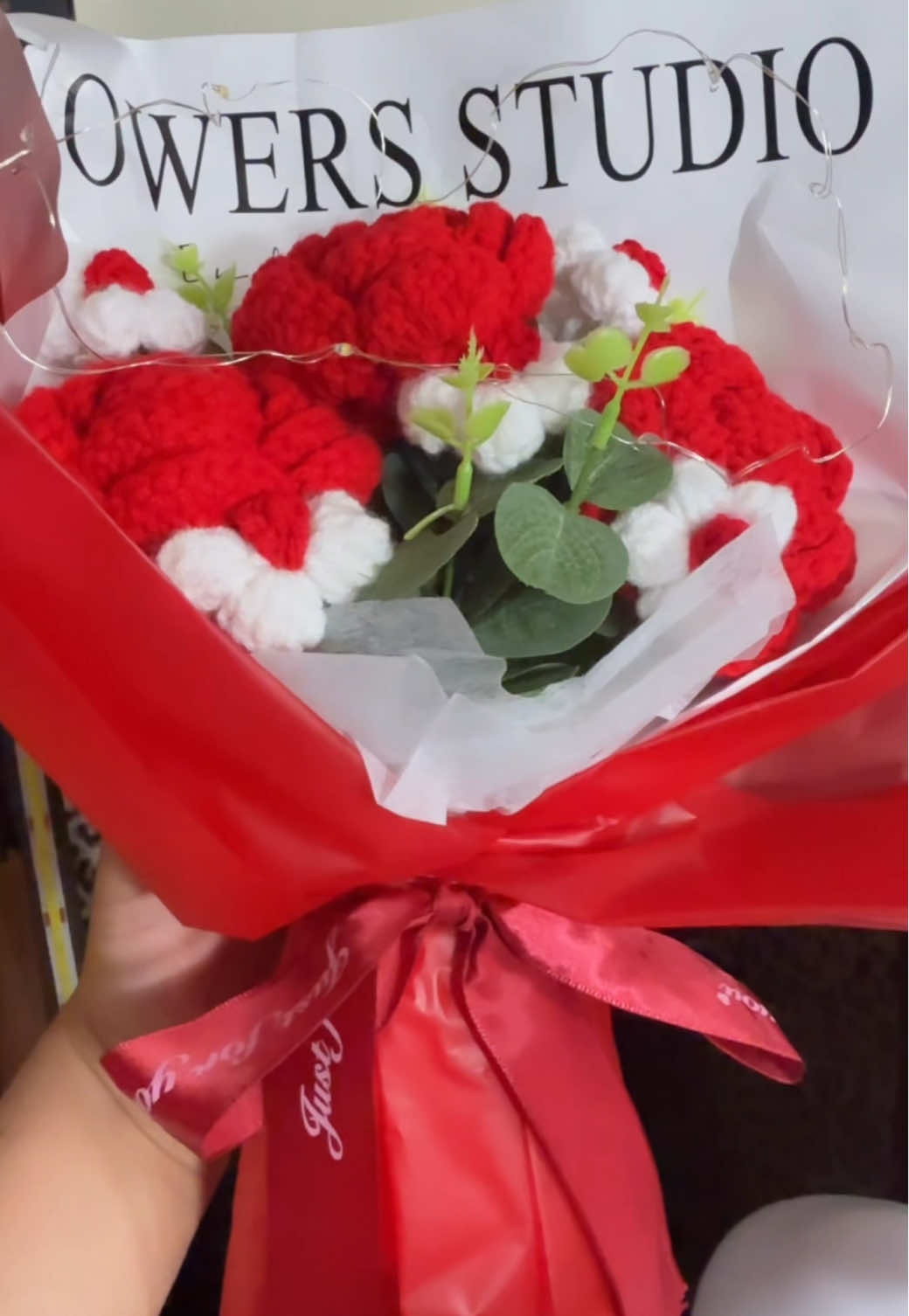 Elegante ramo de crochet con luz LED: regalo floral perfecto para mamá, novia, aniversarios o cualquier persona que merezca flores que duren