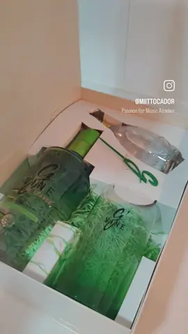 Gracias @gvine por estos colores 💚 me llegó el día de mi cumpleaños, y ahora es un buen momento, vamoooosss mi #betis  💪 Destilada con uvas y enriquecida con la delicada esencia de las flores de vid. . . . #MiMomentoGVine #LoCotidianoSeCelebra #GVine 