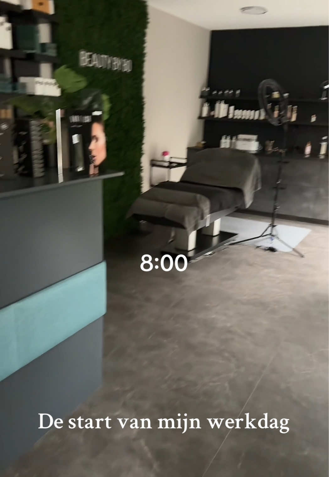 Hoii!  Vandaag neem ik jullie mee achter de schermen bij de kleine voorbereidingen voor mijn werkdag. Zoals je misschien wel ziet in sommige fragmenten… ik ben geen ochtendmens 😅 dus kijk daar maar even doorheen! Inmiddels werk ik alweer 5 maanden in mijn nieuwe salon en voel ik me helemaal gesetteld. Ik ben mega dankbaar voor het vertrouwen dat jullie in mij hebben! 💛   Binnenkort wil ik daarom iets leuks terugdoen met een winactie so stay tuned!🎁 #skincare #fyp #skincaretips  #salon #skinlove #funn  #beauty #brows #morningroutine 