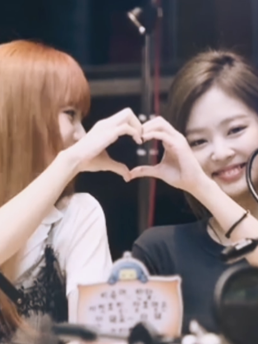 lovers 🤎 #jennie #lisa #jenlisa #jenlisaforever #jenlisaedit #blackpink #kpop #fyp #foryou #fypage #viral #goviral #xyzbca #fairyjennie4_ 