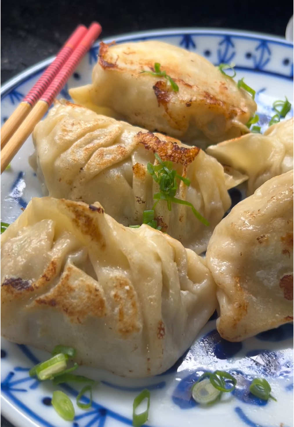 #creatorsearchinsights #kisseki #dicas #comidajaponesa #gyoza  MASSA  1 xícara de farinha de trigo 1/2 xícara de água RECHEIO 300g carne de pernil moído  200gr de repolho picadinho Nirá (cebolinha japonesa a gosto) 3 dentes de alho gengibre a gosto  3 col. sopa de saquê Mirin  4 col. sopa de shoyu 2 col. sopa de óleo de gergelim torrado pimenta do reino a gosto 1 pitada de sal no repolho  Hondashi a gosto Molho  2 colheres de sopa de shoyu 1 colher de café de vinagre de arroz 1 colher de sopa de óleo de gergelim 