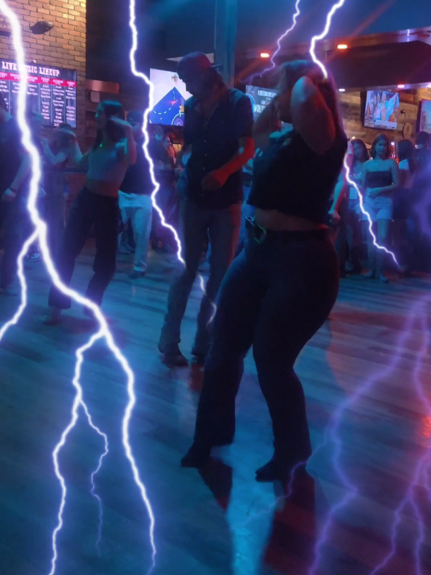 Venue: The Stillery - Chandler Artist: Jake Banfield Song: Lasso Choreographer: @Kaylin McIntyre  #LiveCountryLoveBCD  #BootsOnFire #AZDanceLife #BCDMovement #lasso #kaylinontheline #arizona #linedance 