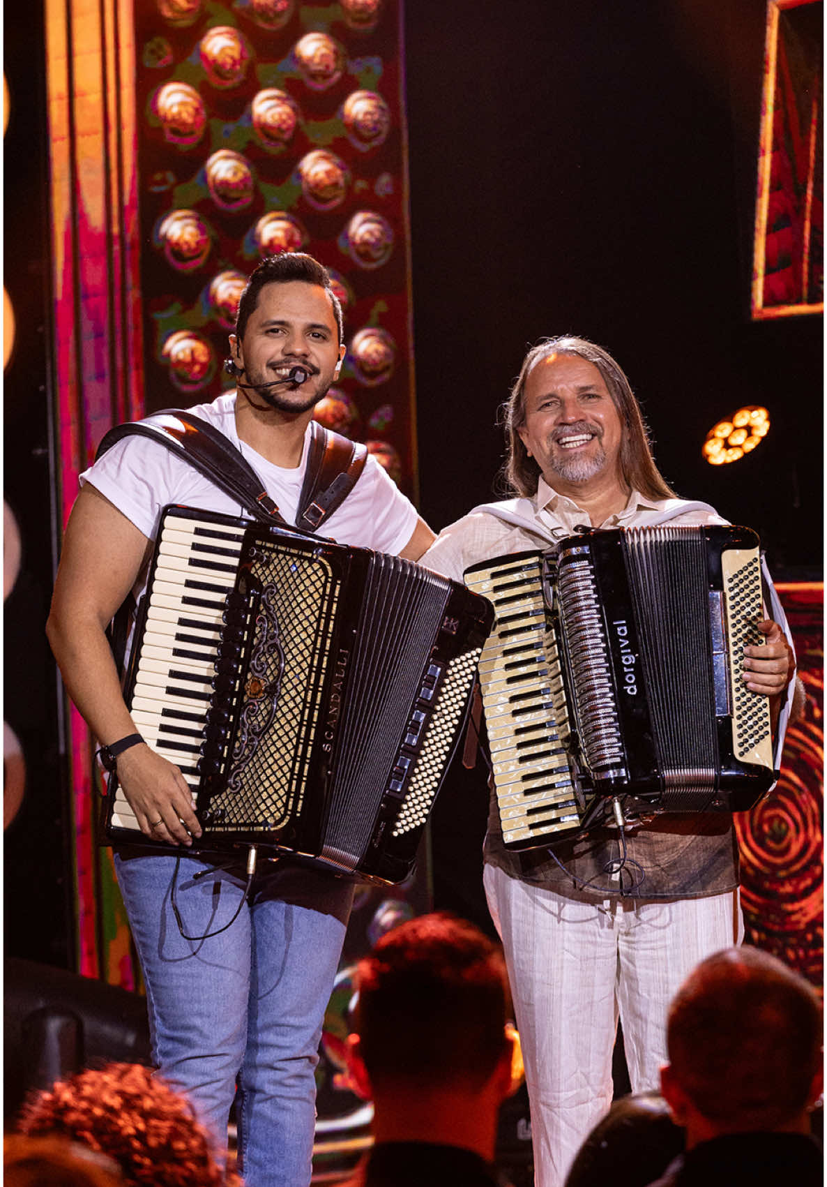 Sabe quando a saudade bate do nada? 👀 “Saudade Vem” chegou pra esses momentos e tá daquele jeitinho que só o forró sabe entregar. 🪗❤️ O DVD #TudoViraForró está disponível no YouTube e em todos os apps! 🎶💬