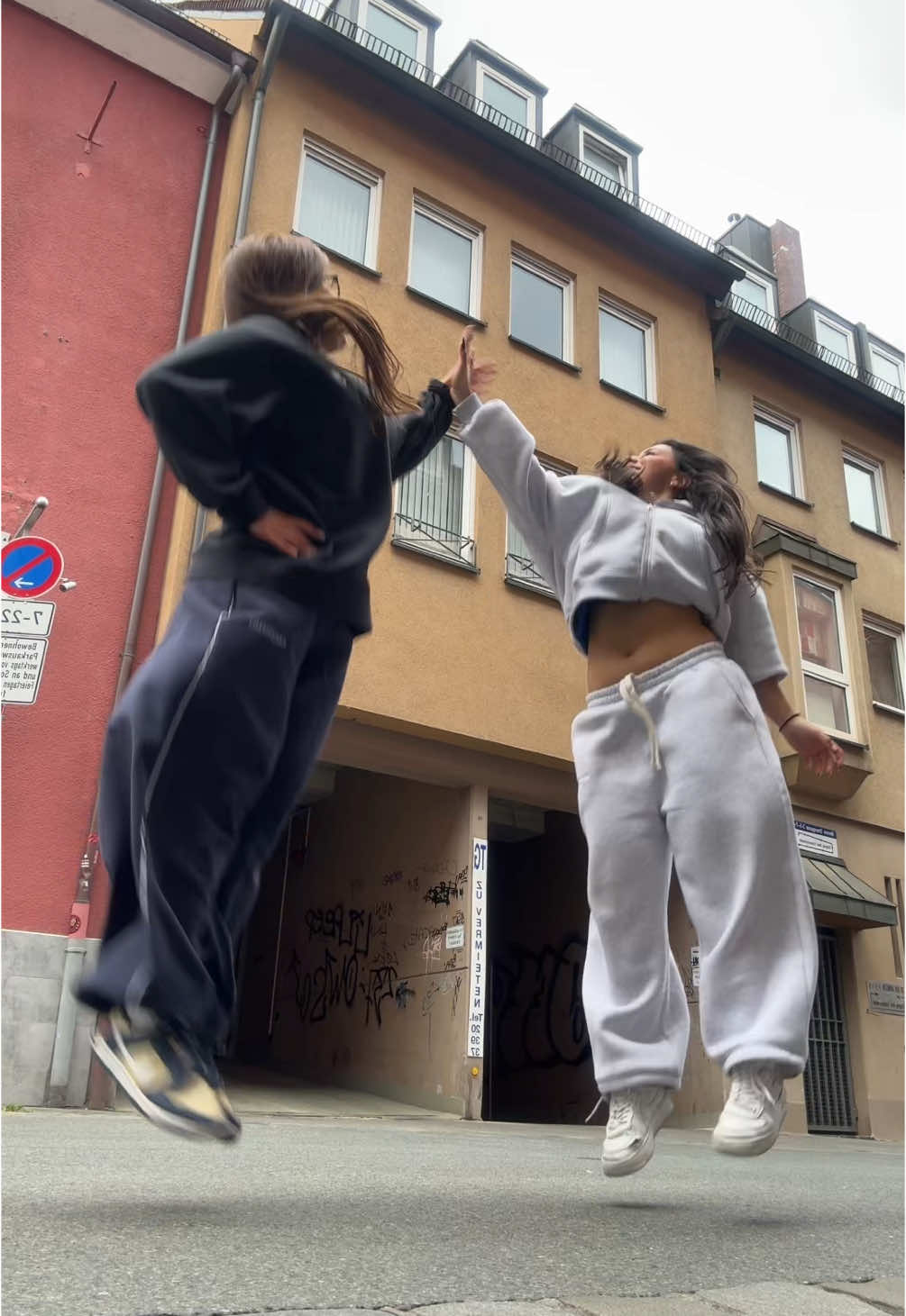 FAVOURITE!!! 💃🏽  DC: @Vontz🧊👣  @susanna.srk ❤️ #dance #dancers #duodance #newtiktokdance #dancersoftiktok #popyacollar #usher #dancechallenge #dancetutorial #dancer #choreography #foryou #fyp #trending #trenddance #choreo #choreographer #viraldance #fy #newdance #dancechoreography 