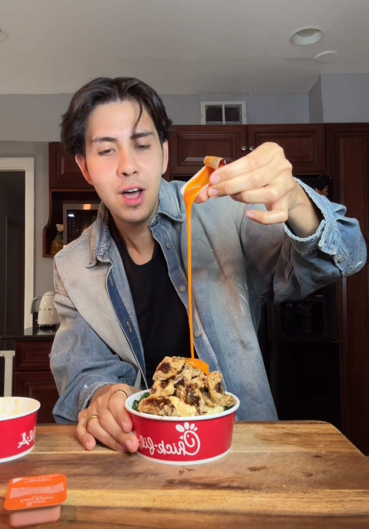 Some days you just need a quick meal while out and about.. so here’s a better option from Chick-fil-A 👇🍗 ✨ 12-count grilled nuggets — 200 cal | 38g protein 🧀 Small mac & cheese — 270 cal | 12g protein 🥬 Kale crunch salad — 170 cal | 4g protein 💧 Drink: @Waterboy  Tasty, satisfying, and still on track 🔥🙌  #waterboypartner 