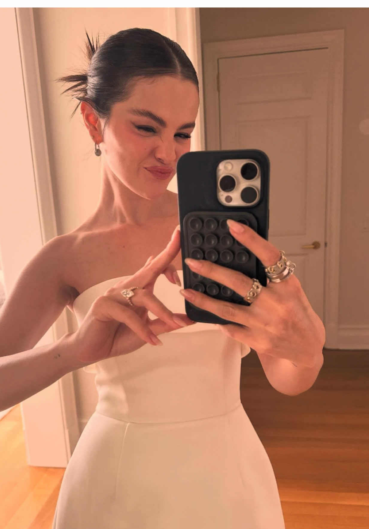 there’s a difference, and she doesn’t even get the full money 😭 #selenagomez #haileybieber #justinbieber #jelena #jailey #rhode #rarebeauty 