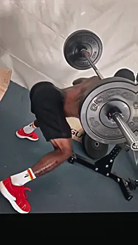 have you ever seen lebron squat 900? now u have. #lebron 