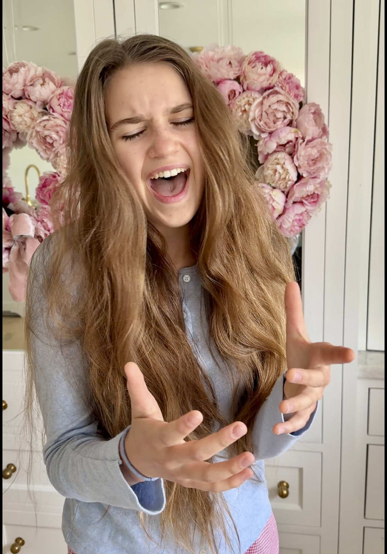 This song is so powerful… I couldn’t resist 🥺🎤 Hope you enjoy this tiny moment 💕✨ #Queen #singer #girl #singing #voice #kitchen ##fyp #song 