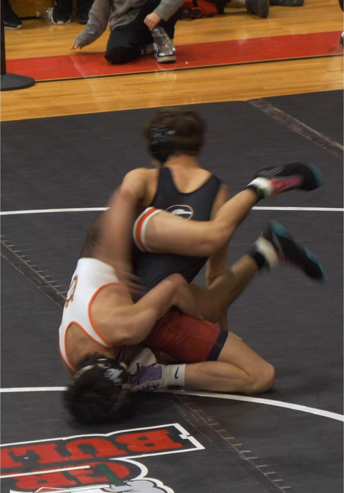Vince Jasinski works to finish a takedown against Riddick Variano See the full match at youtube.com/@wrestlingspot #vincejasinski #grantcommunity #riddickvariano #hersey #126lbs