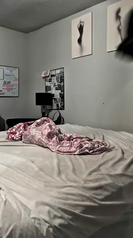 Mid week room reset ! It was needed😭!  👊🏾 ignore the mattress cover 😒