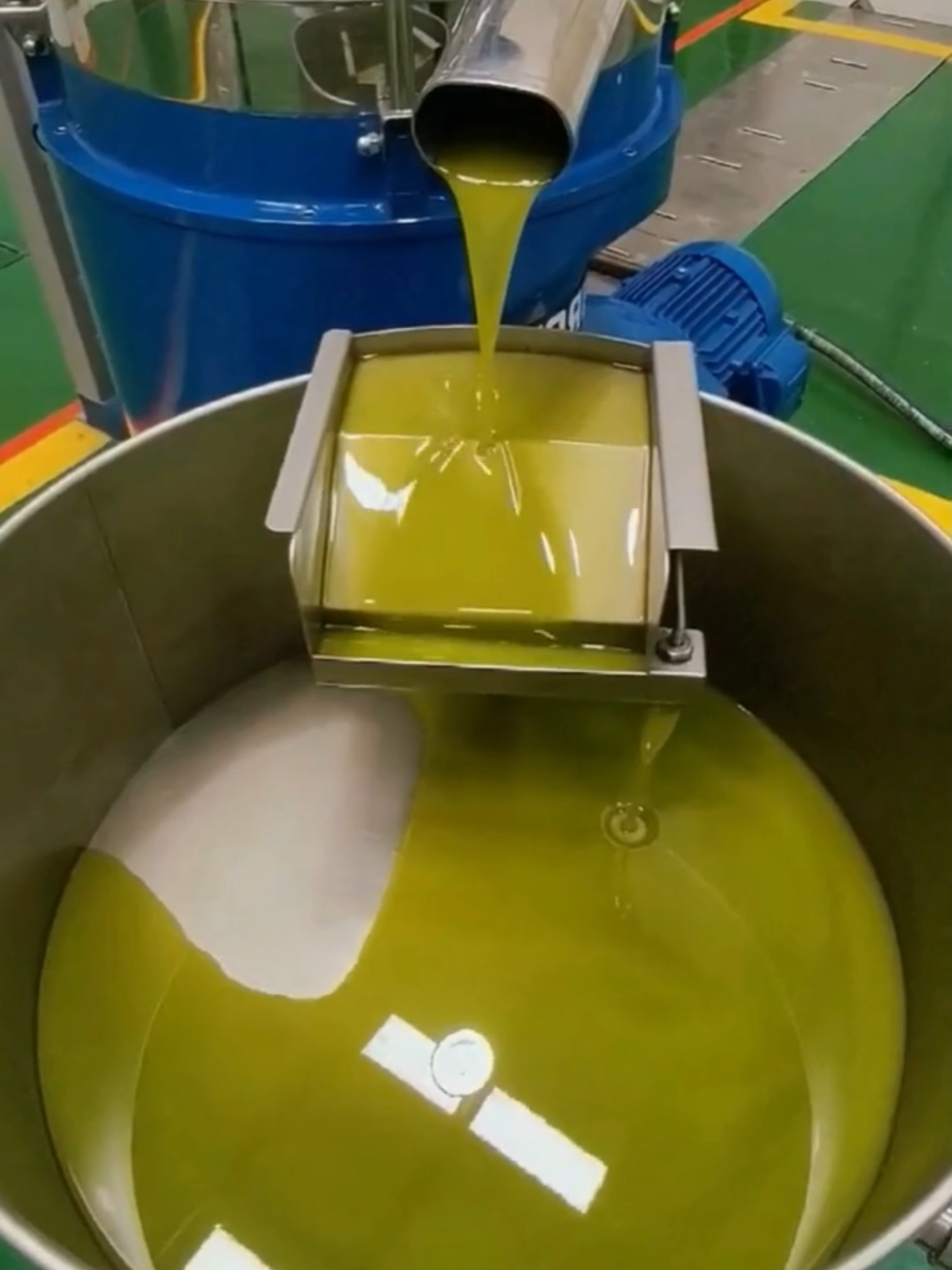 EL VIAJE DEL ORO LÍQUIDO: ASÍ SE FABRICA EL ACEITE DE OLIVA  Desde el campo hasta tu mesa, el aceite de oliva pasa por un proceso fascinante: recolección, molienda, batido y centrifugación. Un arte milenario donde tradición y tecnología se unen para extraer cada gota de este tesoro saludable. #AceiteDeOliva #Agroindustria #CulturaDelAceite #AgropecuariaTV #CampoYSabor