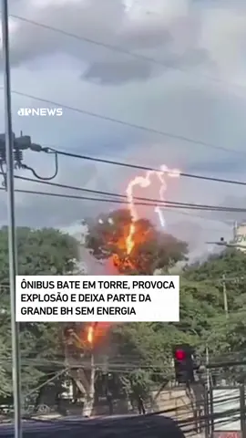 Uma colisão envolvendo um ônibus de viagem e uma torre de transmissão elétrica provocou uma explosão e deixou parte da Região Metropolitana de Belo Horizonte sem energia. O acidente ocorreu por volta das 15h desta quarta-feira (28), no cruzamento da Avenida Babita Camargos com a Rua Osório de Morais, no bairro Cidade Industrial, em Contagem. Segundo informações do Corpo de Bombeiros, não houve vítimas. O motorista do ônibus, que seguia no sentido contrário, teria perdido o controle da direção durante uma subida. O veículo desceu de ré e atingiu em cheio a base da torre metálica, provocando a queda da estrutura. O ônibus, pertencente à Viação Cometa, havia saído de Belo Horizonte com destino a São Paulo. Em nota, a empresa informou que “lamenta o ocorrido e está à disposição das autoridades para prestar os esclarecimentos necessários”. A queda da torre provocou interrupção no fornecimento de energia elétrica em diversos pontos da capital e cidades vizinhas, como Contagem, Sabará, Santa Luzia e Caeté. Em Belo Horizonte, as regiões Centro-Sul e Oeste foram as mais afetadas. 🎥 Reprodução: Redes sociais 📺 Confira na JP News e Panflix #JovemPanNews #BH #Explosao #Onibus #Acidente #Energia #MG