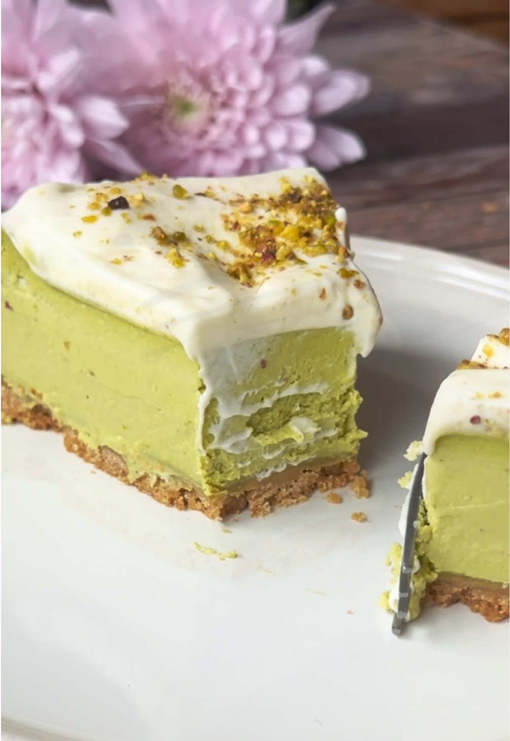 Cheesecake de pistacho 💚 un verdadero poema que preparé de full antojo en estos días de malestar gripal 🥰 Pd. Mi voz está regresando poco a poco y estoy feliz 🙂‍↔️ ✨ Base 75g de mantequilla derretida  250g de galletas tipo María o graham ✨ Relleno 150g de azúcar  1 1/2 c/da de maicena 200g de crema de pistacho  ¼ c/dita de extracto de almendra 2 ½ c/ditas de extracto de vainilla  4 huevos grandes (batidos) a temperatura ambiente 800g de de queso crema (ablandado) a temperatura ambiente 200g de crema agria o crema de leche a temperatura ambiente  ✨ Ganache  85g de chocolate blanco ¼ c/dita de extracto de vainilla 200g de crema de leche/nata para batir  Pistachos picados para decorar 👉🏻 Molde desmontable 23cm / 12 porciones  👉🏻 Cubrir el molde con aluminio. 👉🏻 1er horneo: 180°C por 10 minutos. 👉🏻 2do horneo: 160°C por 1 hora. 👉🏻 Deja la puerta del horno entre abierta por 5 minutos, deja temperar sobre el rejilla de metal y refrigera durante toda la noche. #cheesecake #pistachio #postre #Receta #viral 