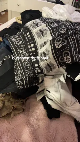 fire thrifting scene #thrifthaul #y2k #2000s #fashion #budapest #thrifting #thriftgods #2000sfashion #xyzxba #fyp