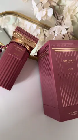 ✨ Um floral frutado que exala sofisticação e feminilidade! O Historic Doria da Afnan é aquele perfume que te envolve desde a primeira borrifada 💫 🍋 Notas de saída: Raspas de limão, framboesa e flor de laranjeira – uma abertura vibrante, fresca e levemente doce. 🌸 Notas de coração: Tuberosa, jasmim, mandarina e ambroxan – floral envolvente com um toque moderno. 🌿 Notas de fundo: Almíscar, madeiras nobres e jasmim sambac – fundo marcante, sensual e elegante. Ideal para quem ama perfumes com presença e deseja deixar muito rastro! 💖 Um verdadeiro luxo em forma de perfume! #Perfume #HistoricDoria #AfnanPerfumes #PerfumedeLuxo #FloralFrutado #PerfumeFeminino #RastroMarcante