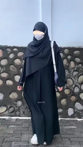 outfit kuliah/kajian🖤🖤 #outfitmuslimah #outfitsyari #outfitkuliah #rekomendasioutfit #outfitideas #abayastyle #muslimah #ootdlebaran #outfitinspo #fitcheck #zafarnaz 