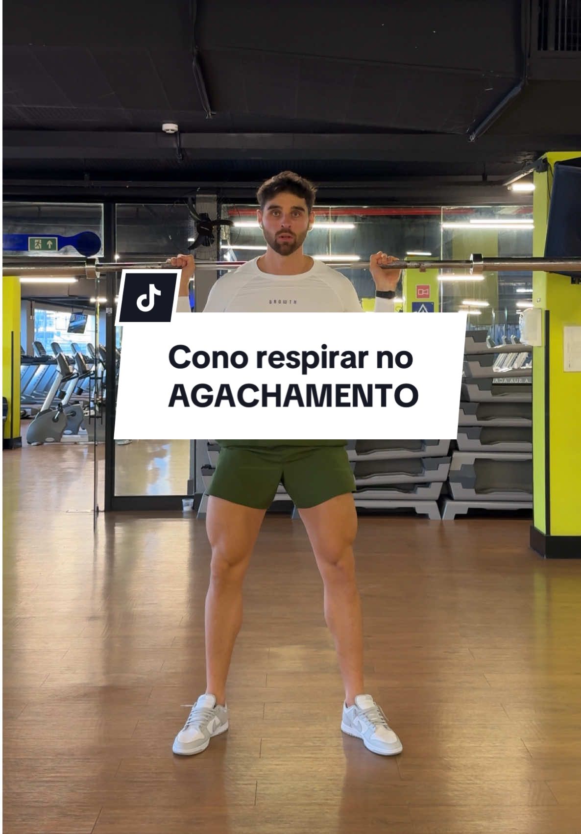 A dica que transformou o seu agachamento  Para mais dicas que simplificam o treino segue aqui 💪🏻 #agachamento #dicadetreino #musculação 