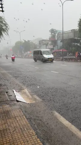 sài gòn sáng sớm mưa rồi...